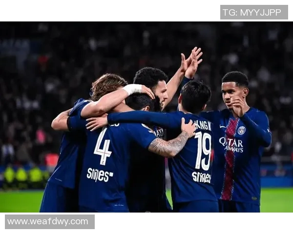 英超新赛季揭幕战：巴黎圣日耳曼对阵曼联，激烈对决引燃球迷热情